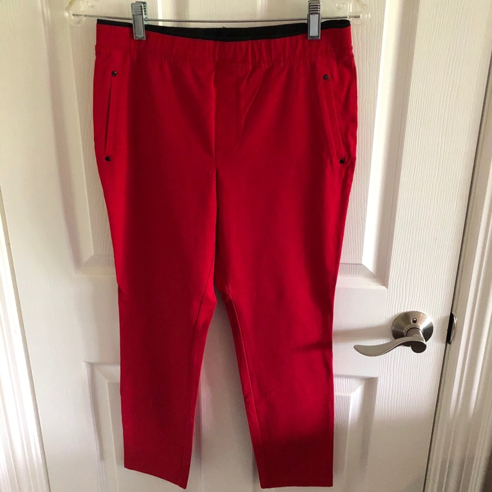 HUE Red Capri length leggings